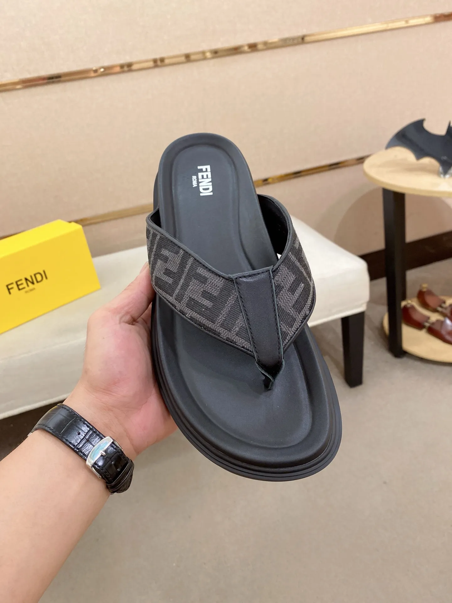 Factory price: 320💰 [Fendi Slippers] High-end brand of men's shoes, official website 1:1 latest masterpiece: original mold customization, the fabric is made of imported original materials, upgraded outsole, lighter and non-slip. The market's top quality, simple yet tasteful, a must-have for fashionistas, fashionable at your feet, full of confidence, the same style at the counter 👍The season of summer slippers is here. Code: 38-44 (45 is custom-made and cannot be returned or exchanged)